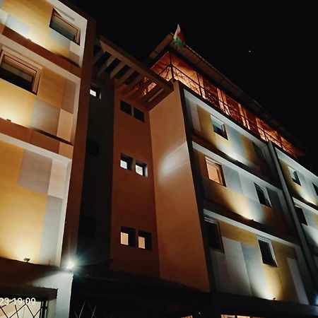 Fly Inn Madagascar Hotel - Navette Gratuite H24 - A 300M De L'Aeroport International Ivato-Antananarivo Ivato  Ngoại thất bức ảnh