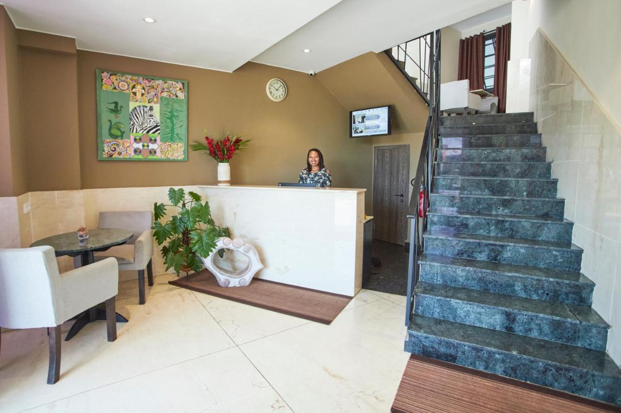 Fly Inn Madagascar Hotel - Navette Gratuite H24 - A 300M De L'Aeroport International Ivato-Antananarivo Ivato  Ngoại thất bức ảnh